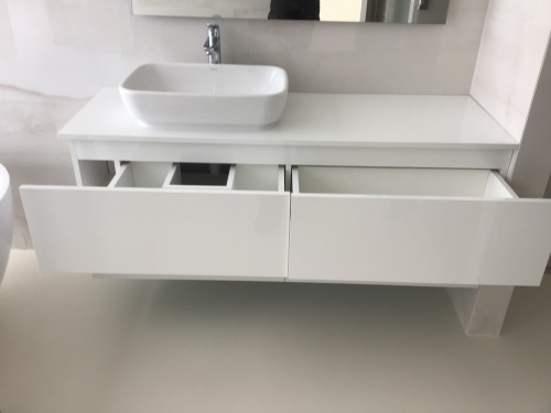 Koupelnova skříň s umyvadlem - bílá