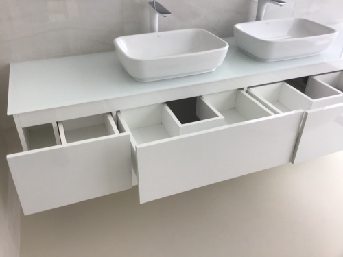 Koupelnova skříň s dvoj-umyvadlem - bílá